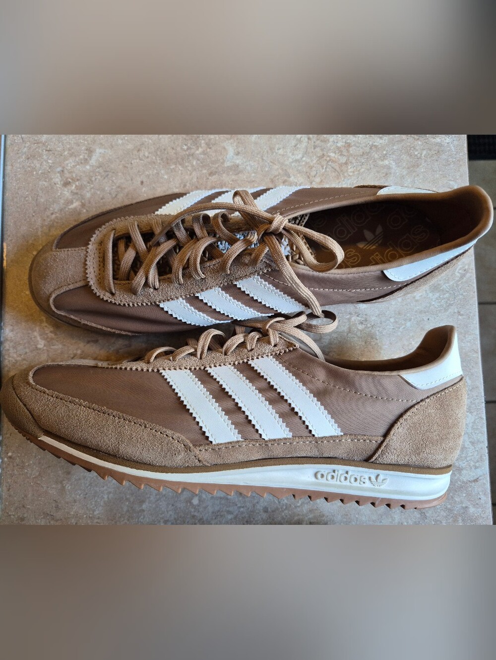 NEW adidas Men’s Brown & White Retro Jogger Shoes